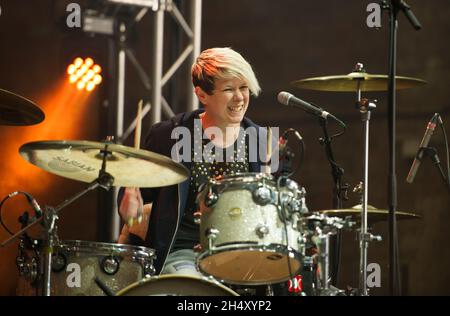 CAT Myers von Honeyblood spielt am 3. Tag des Liverpool Sound City Festivals in Bramley-Moore Docks am 24. Mai 2015 in Liverpool, Großbritannien Stockfoto