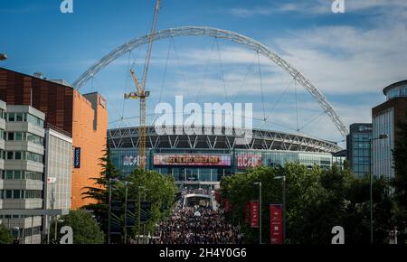 Die Menge, die am 04. Juli 2015 in London, Großbritannien, beim AC/DC-Konzert im Wembley-Stadion eintrifft Stockfoto