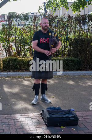 Mann, der vor ihrem Konzert im Wembley Stadium am 04. Juli 2015 in London, Großbritannien, AC/DC-Songs auf Dudelsack spielt Stockfoto