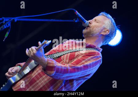 Billy Bragg spielt live auf der Bühne während des Kendal Calling Festivals im Lowther Deer Park am 08. August 2015 in Kendal, Großbritannien Stockfoto