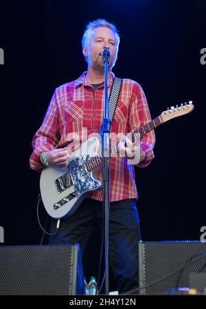 Billy Bragg spielt live auf der Bühne während des Kendal Calling Festivals im Lowther Deer Park am 08. August 2015 in Kendal, Großbritannien Stockfoto