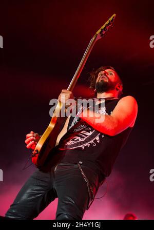 Stefan Helleblad von Within Temptation spielt live auf der Bühne während des Bloodstock Festivals am 08. August 2015 in der Catton Hall, Derbyshire, Großbritannien Stockfoto