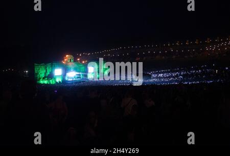 Blick auf die Lion's Den Stage und die Menge auf der Boomtown Fair am 14. August 2015 im Matterley Estate, Hampshire, Großbritannien Stockfoto