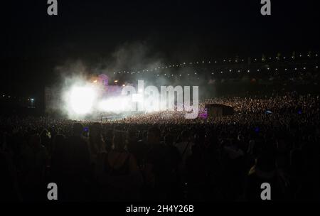 Blick auf die Lion's Den Stage und die Menge auf der Boomtown Fair am 14. August 2015 im Matterley Estate, Hampshire, Großbritannien Stockfoto