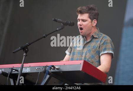 Roy Stride von Scouting for Girls tritt am 1. Tag des V Festivals am 22 2015. August im Weston Park, Staffordshire, Großbritannien, auf der Bühne auf Stockfoto