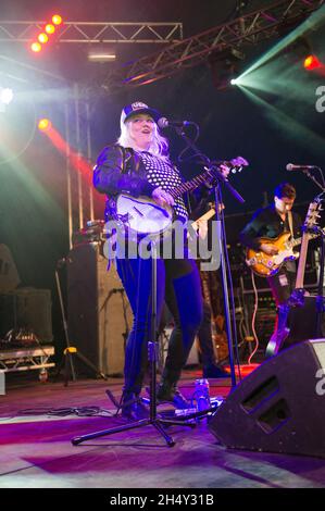 Elle King spielt am 2. August im 29 2015 Bramham Park, Yorkshire, Großbritannien, live auf der Bühne des Leeds Festivals Stockfoto