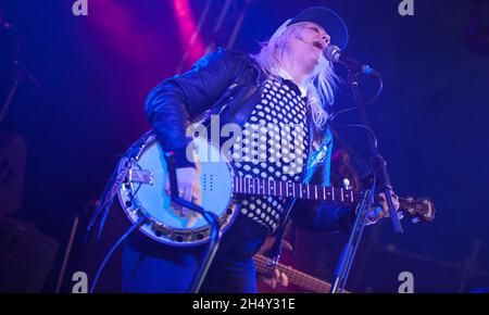 Elle King spielt am 2. August im 29 2015 Bramham Park, Yorkshire, Großbritannien, live auf der Bühne des Leeds Festivals Stockfoto