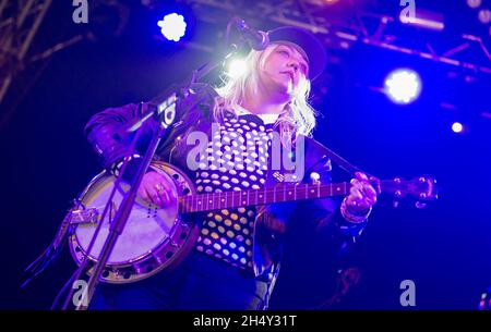 Elle King spielt am 2. August im 29 2015 Bramham Park, Yorkshire, Großbritannien, live auf der Bühne des Leeds Festivals Stockfoto