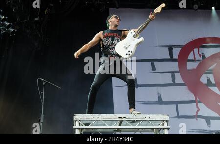 Alex Gaskarth von All Time Low spielt live auf der Bühne am 2. Tag des Leeds Festivals am 29 2015. August im Bramham Park, Yorkshire, Großbritannien Stockfoto