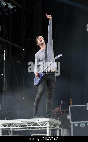 Jack Barakat von All Time Low spielt live auf der Bühne am 2. Tag des Leeds Festivals am 29 2015. August im Bramham Park, Yorkshire, Großbritannien Stockfoto