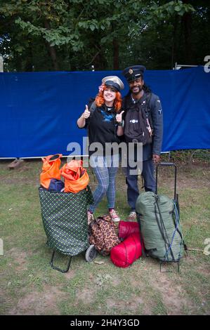 Festivalbesucher kommen am 1. Tag des Festivals Nr. 6 am 04 2015. September in Portmeirion, Wales, Großbritannien an Stockfoto