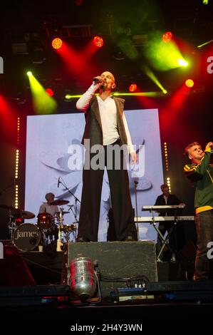 Tim Booth von James tritt am 3. Tag des Festivals Nr. 6 am 06. September 2015 in Portmeirion, Wales, Großbritannien, live auf der Bühne auf Stockfoto