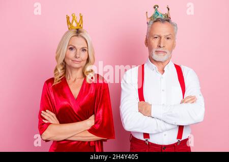 Porträt von zwei schönen hübschen trendy Lebenspartner tragen Tiara gefalteten Armen isoliert über rosa Pastellfarben Hintergrund. Stockfoto