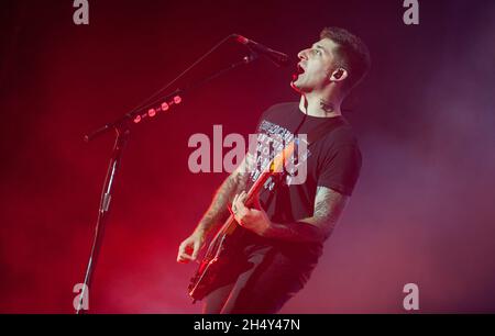 Joe Trohman von Fall Out Boy spielt live auf der Bühne in der Barclaycard Arena am 06 2015. Oktober in Birmingham, Großbritannien Stockfoto