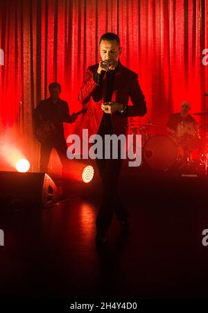 Dave Gahan & Soulsavers treten am 26 2015. Oktober live im Shepherd's Bush Empire in London, Großbritannien, auf Stockfoto