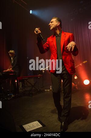 Dave Gahan & Soulsavers treten am 26 2015. Oktober live im Shepherd's Bush Empire in London, Großbritannien, auf Stockfoto