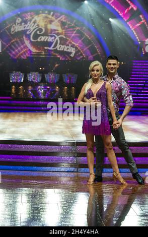 Helen George und Aljaz Skorjanec posieren während der Strictly Come Dancing Live Tour Fotocall in der Barclaycard Arena vor der Eröffnungsnacht am Donnerstag, 21. Januar in Birmingham, Großbritannien Stockfoto