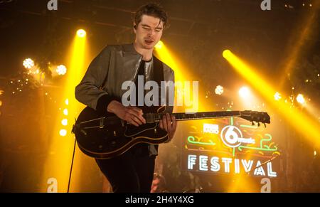 Alex Robertshaw of Everything spielt live auf der Bühne am 3. Tag des 6 Music Festival at Motion am 14 2016. Februar in Bristol, Großbritannien Stockfoto