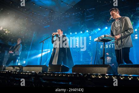 Jonathan Higgs, Jeremy Pritchard und Alex Robertshaw von Everything Everything treten am 3. Tag des 6 Music Festival at Motion am 14 2016. Februar in Bristol, Großbritannien, live auf der Bühne auf Stockfoto