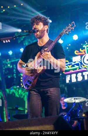 Yannis Philippakis von Foals spielt live auf der Bühne am 3. Tag des 6 Music Festival at Motion am 14 2016. Februar in Bristol, Großbritannien Stockfoto