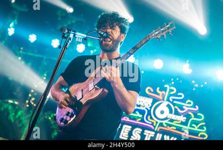 Yannis Philippakis von Foals spielt live auf der Bühne am 3. Tag des 6 Music Festival at Motion am 14 2016. Februar in Bristol, Großbritannien Stockfoto