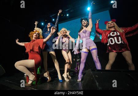 Monsun Jinkx, Sharon Needles, Adore Delano, Pandora Boxx, Katya, Courtney Act, Monsoon Jinkx und Violet Chachki treten während der Drag Race Show von RuPaul am 27 2016. März im Institute in Birmingham, Großbritannien, live auf der Bühne auf. Stockfoto