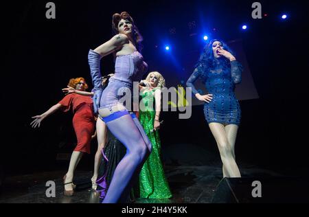 Sharon Needles, Adore Delano, Pandora Boxx, Katya, Courtney Act und Violet Chachki spielen live auf der Bühne während RuPauls Drag Race Show im Institute am 27 2016. März in Birmingham, Großbritannien. Stockfoto