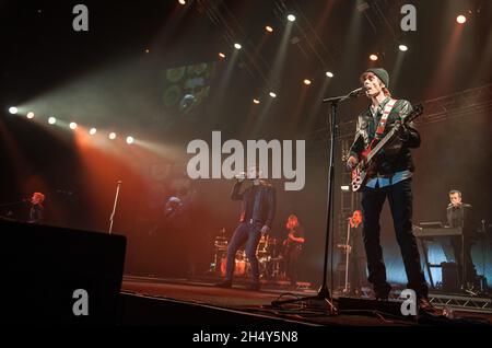 Morten Harket, PÃ¥l Waaktaar-Savoy und Magne Furuholmen von A-Ha treten am 29 2016. März in Birmingham, Großbritannien, live auf der Bühne der Barclaycard Arena auf. Stockfoto