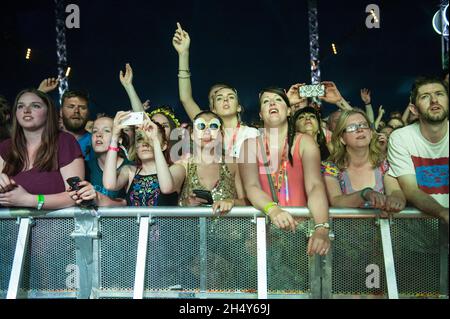 Festivalbesucher am 2. Tag des großen Wochenendes von Radio 1 im Powderham Castle am 29 2016. Mai in Exeter, Großbritannien. Stockfoto