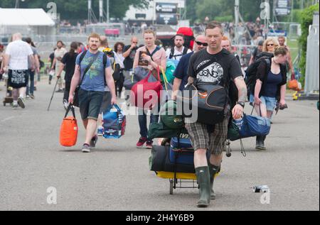 Festivalbesucher kommen am 1. Tag des Download Festivals am 10. Juni 2016 im Donington Park, Großbritannien, an Stockfoto