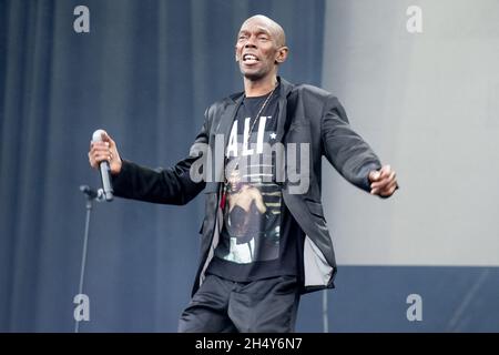 Maxi Jazz of Faithless spielt live auf der Bühne beim T in the Park Festival am 10 2016. Juli im Strathallan Castle in Schottland, Großbritannien. Stockfoto