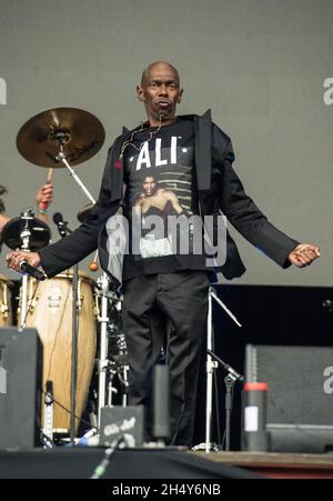 Maxi Jazz of Faithless spielt live auf der Bühne beim T in the Park Festival am 10 2016. Juli im Strathallan Castle in Schottland, Großbritannien. Stockfoto