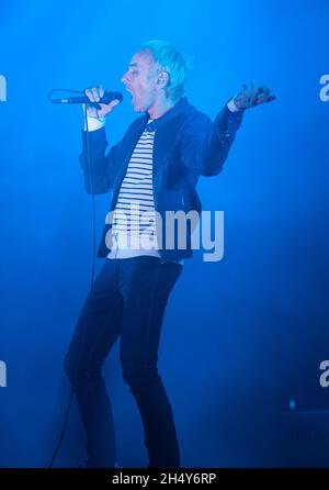 Karl Hyde von Underworld spielt live auf der Bühne des bluedot Festivals am 22 2016. Juli in der Jodrell Bank, Großbritannien. Stockfoto