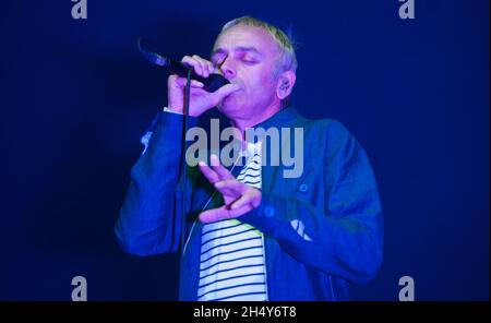 Karl Hyde von Underworld spielt live auf der Bühne des bluedot Festivals am 22 2016. Juli in der Jodrell Bank, Großbritannien. Stockfoto