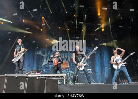 Marc Hudson, FrÃ©dÃ©ric Leclercq, Gee Anazalone, Herman Li, Sam Totman und Vadim Pruzhanov von der Firma Donnerkraft treten am 14 2016. August auf der Bühne des Bloodstock Festivals in der Catton Hall, Großbritannien, auf. Stockfoto