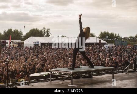 Marc Hudson von der Firma Donnerkraft spielt live auf der Bühne des Bloodstock Festivals am 14 2016. August in der Catton Hall, Großbritannien. Stockfoto