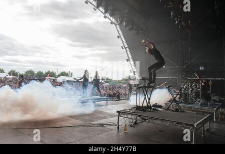 Marc Hudson, FrÃ©dÃ©ric Leclercq, Gee Anazalone, Herman Li, Sam Totman und Vadim Pruzhanov von der Firma Donnerkraft treten am 14 2016. August auf der Bühne des Bloodstock Festivals in der Catton Hall, Großbritannien, auf. Stockfoto