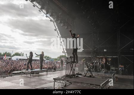 Marc Hudson, FrÃ©dÃ©ric Leclercq, Gee Anazalone, Herman Li, Sam Totman und Vadim Pruzhanov von der Firma Donnerkraft treten am 14 2016. August auf der Bühne des Bloodstock Festivals in der Catton Hall, Großbritannien, auf. Stockfoto