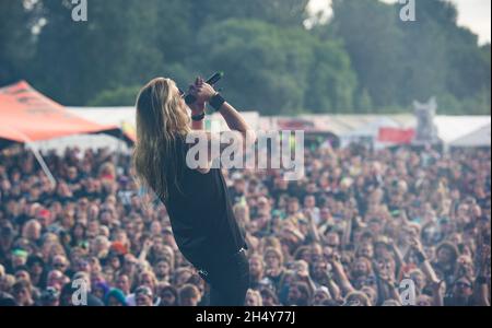 Marc Hudson von der Firma Donnerkraft spielt live auf der Bühne des Bloodstock Festivals am 14 2016. August in der Catton Hall, Großbritannien. Stockfoto