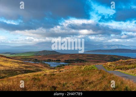 Die Isle of Arran an einem kalten, nebligen Tag im Oktober mit Blick auf die Dalry Moor Road und die Fischerei Stockfoto