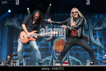 Marc Hudson und Herman Li von der Firma Donnerkraft treten am 14 2016. August auf der Bühne des Bloodstock Festivals in der Catton Hall, Großbritannien, auf. Stockfoto