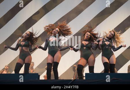 Perrie Edwards, Jesy Nelson, Leigh-Anne Pinnock, Jade Thirlwall von Little Mix treten beim V Festival 2016 im Weston Park, Großbritannien, live auf. Bilddatum: Samstag, 20. August 2016. Foto: Katja Ogrin/ EMPICS Entertainment. Stockfoto