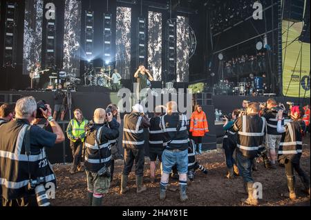 Dan Reynolds von Imagine Dragons spielt live beim Leeds Festival 2016 im Bramham Park, Großbritannien. Bilddatum: Sonntag, 28. August 2016. Foto: Katja Ogrin/ EMPICS Entertainment. Stockfoto