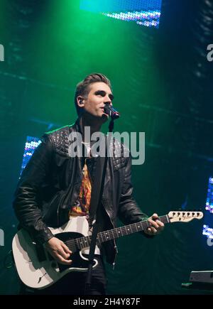 Charlie Simpson von Busted spielt live auf der Bühne bei Free Radio Live 2016 in der Genting Arena in Birmingham, Großbritannien. Bilddatum: Samstag, 26. November 2016. Foto: Katja Ogrin/ EMPICS Entertainment. Stockfoto