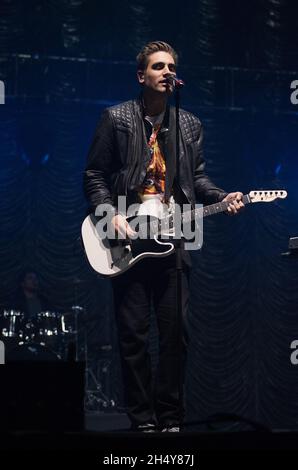 Charlie Simpson von Busted spielt live auf der Bühne bei Free Radio Live 2016 in der Genting Arena in Birmingham, Großbritannien. Bilddatum: Samstag, 26. November 2016. Foto: Katja Ogrin/ EMPICS Entertainment. Stockfoto