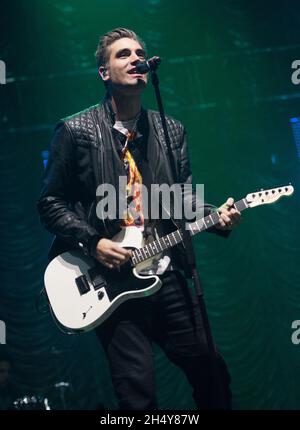 Charlie Simpson von Busted spielt live auf der Bühne bei Free Radio Live 2016 in der Genting Arena in Birmingham, Großbritannien. Bilddatum: Samstag, 26. November 2016. Foto: Katja Ogrin/ EMPICS Entertainment. Stockfoto