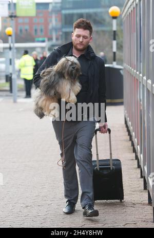 Hunde und ihre Besitzer kommen zum zweiten Tag der Hundeausstellung Crufts 2017 im NEC in Birmingham, Großbritannien, an. Bilddatum: Freitag, 10. März 2017. Foto: Katja Ogrin/ EMPICS Entertainment. Stockfoto