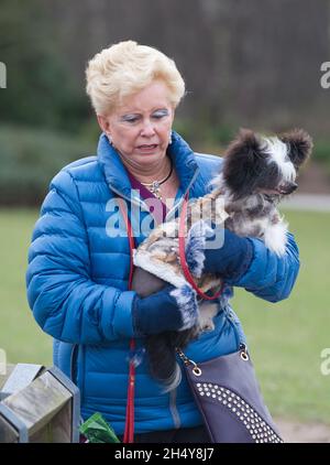 Hunde und ihre Besitzer kommen zum zweiten Tag der Hundeausstellung Crufts 2017 im NEC in Birmingham, Großbritannien, an. Bilddatum: Freitag, 10. März 2017. Foto: Katja Ogrin/ EMPICS Entertainment. Stockfoto