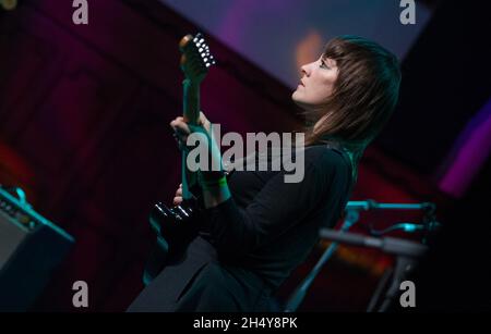 Cate Le Bon spielt live auf der Bühne während des 6Music Festival 2017 im St. Luke's in Glasgow, Großbritannien. Bilddatum: Freitag, 24. März 2017. Foto: Katja Ogrin/ EMPICS Entertainment. Stockfoto