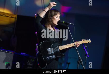 Cate Le Bon spielt live auf der Bühne während des 6Music Festival 2017 im St. Luke's in Glasgow, Großbritannien. Bilddatum: Freitag, 24. März 2017. Foto: Katja Ogrin/ EMPICS Entertainment. Stockfoto